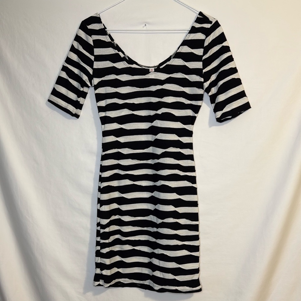Xhilaration ✨Women’s Sz XS✨ Black white. Fun striped design. Fitted✨